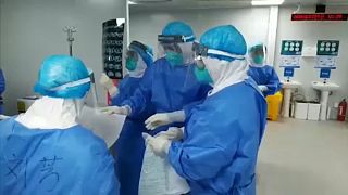 Koronavírus: 63 ezer felett a fertőzöttek száma Kínában