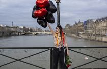 Liebe kein Grund für Gewalt: "Femen" ketten sich an Pariser Brücke