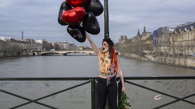 Liebe kein Grund für Gewalt: "Femen" ketten sich an Pariser Brücke