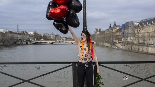 Παρίσι: Γυμνόστηθη διαμαρτυρία των Femen Παρίσι: Γυμνόστηθη διαμαρτυρία των Femen