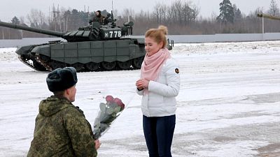 Soldado russo pede namorada em casamento no meio de tanques