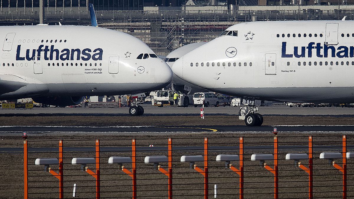 طائرة إيرباص "إيه 380" تابعة للوفتهانزا الألمانية وأخرى من طراز بيونغ 747 أمريكية الصنع بمطار فرانكفورت. 14/02/2020