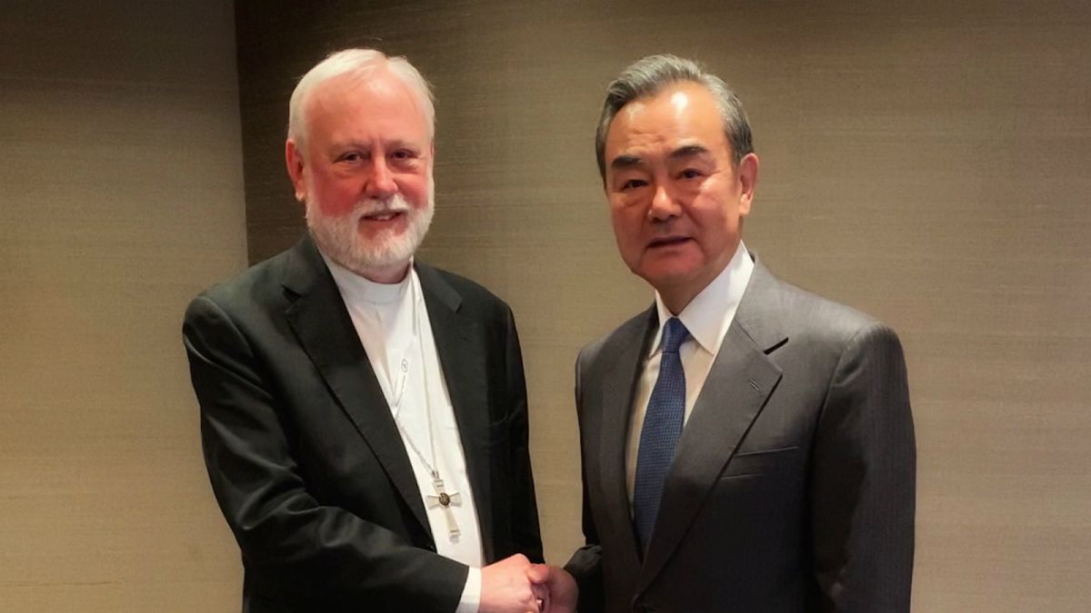 Vatikan Dışişleri Bakanı Paul Gallagher ve Çin Dışişleri Bakanı Wang Yi