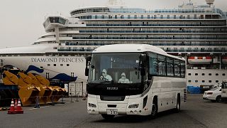 حافلة حجر صحي تغادر الميناء حيث ترسو سفينة "دايموند برينسس" السياحية