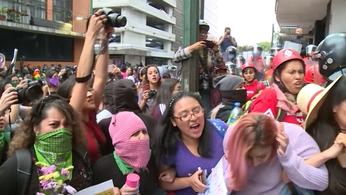 مکزیکی‌ها در اعتراض به افزایش خشونت‌ها علیه زنان به خیابان‌ آمدند
