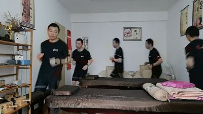 Coronavirus : cloîtré, un Chinois court dans son appartement pour se défouler