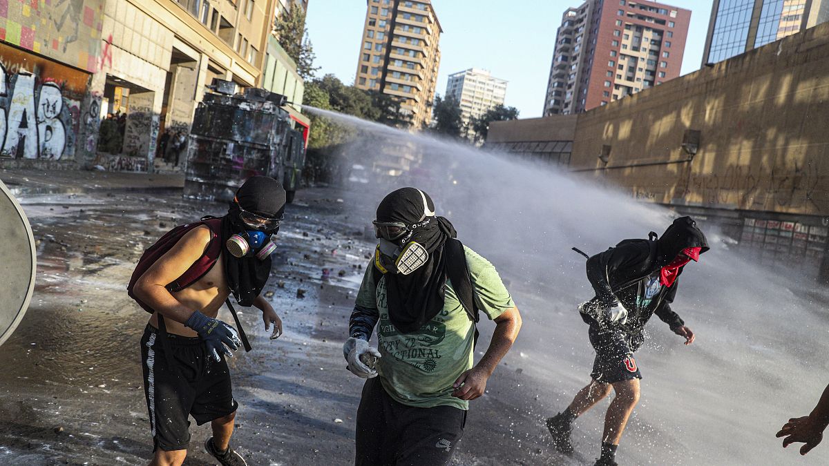 شاهد: تجدد الاشتباكات بين المتظاهرين والشرطة في العاصمة التشيلية سانتياغو