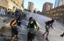 شاهد: تجدد الاشتباكات بين المتظاهرين والشرطة في العاصمة التشيلية سانتياغو
