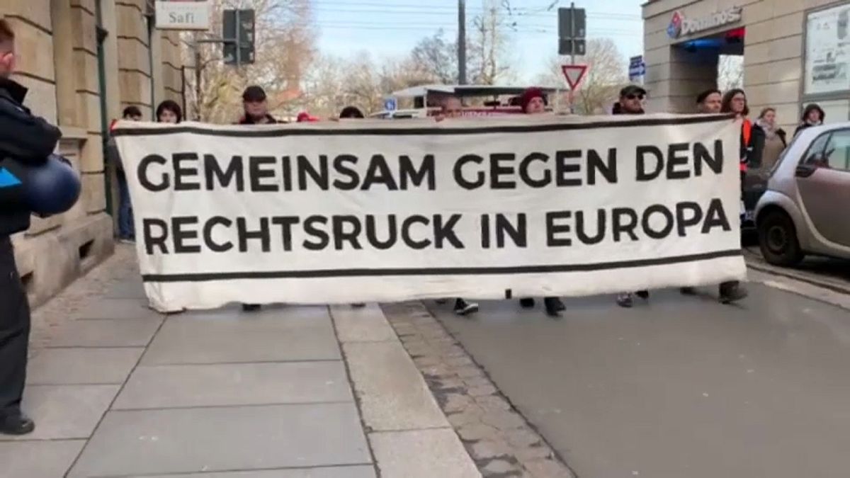 Alemães protestam contra coligações com a extrema-direita