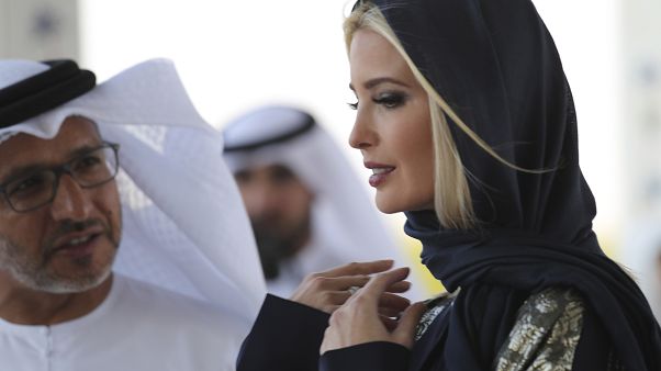 إيفانكا ترامب خلال زيارتها مسجد الشيخ زايد في العاصمة الإماراتية أبو ظبي. شباط/2020 إيفانكا ترامب خلال زيارتها مسجد الشيخ زايد في العاصمة الإماراتية أبو ظبي. شباط/2020