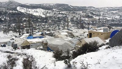 مخيم للنازحين السوريين في إدلب  قرب الحدود مع تركيا وسط البرد والثلوج التي غطت خيامهم. 
