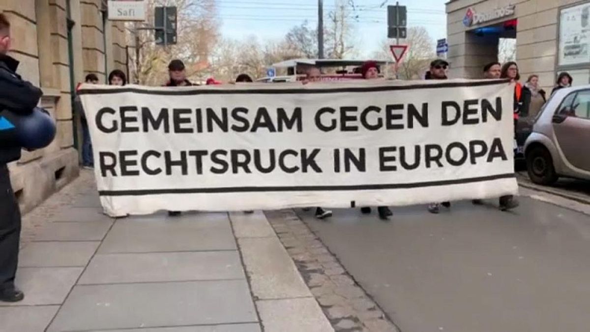 هزاران نفر در شرق آلمان علیه ائتلاف احزاب با راست افراطی تظاهرات کردند