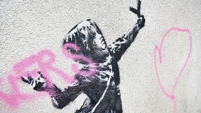 تخريب لوحة للفنان بانكسي على جدار في بريستول في المملكة المتحدة