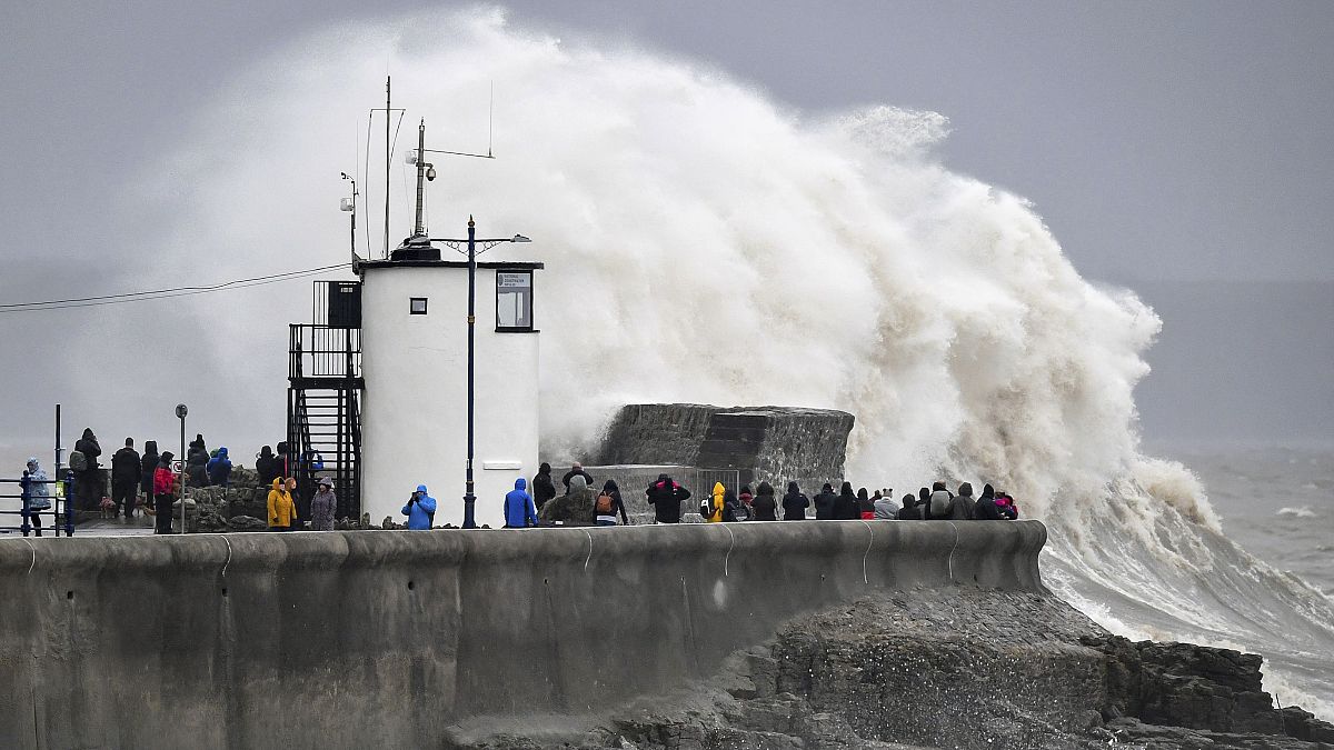 На Британские острова обрушился шторм "Деннис"