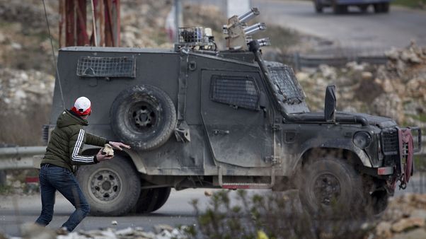 شاهد: اشتباكات بين محتجين فلسطينيين والقوات الإسرائيلية في الضفة الغربية شاهد: اشتباكات بين محتجين فلسطينيين والقوات الإسرائيلية في الضفة الغربية