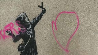 Un grafiti soez desluce el Banksy de San Valentín en Bristol
