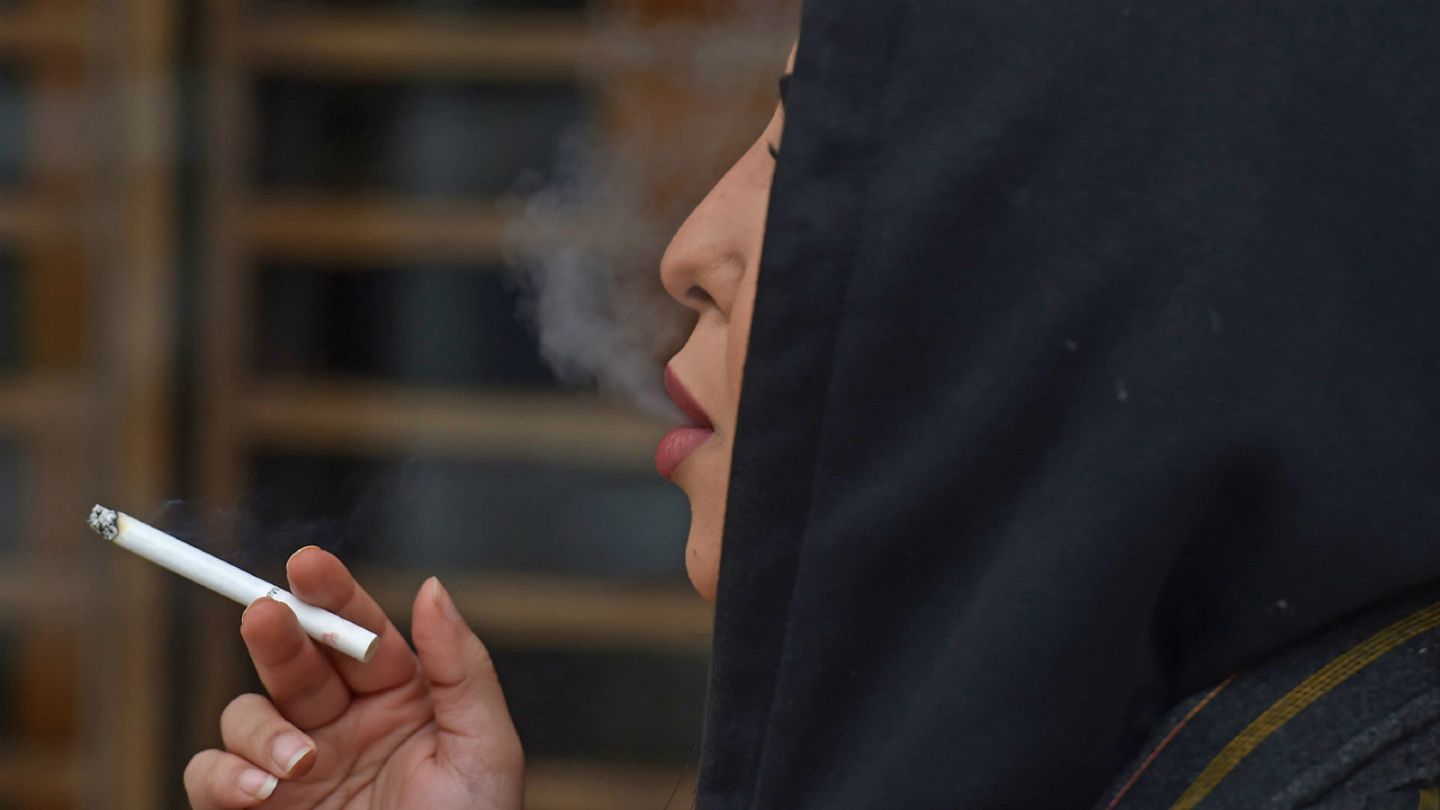 بالصور سعوديات يمارسن حريتهن بالتدخين علنا ولكن بعيدا عن