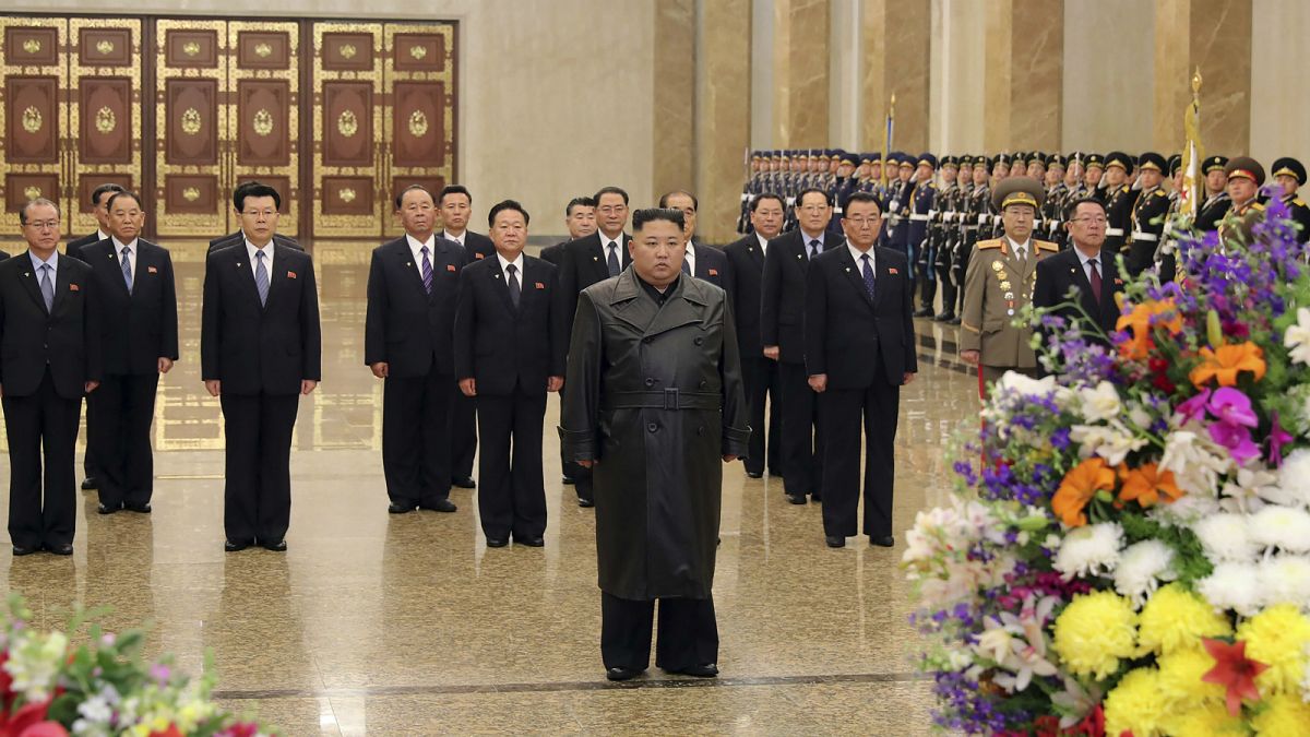 الزعيم الكوري الشمالي كيم جونغ أون في قصر الشمس "كمسوسان" - بيونغ يانغ.