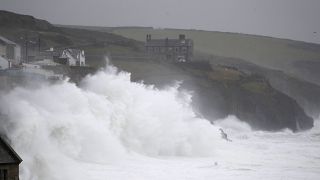 "Danger de mort" au Royaume-Uni, frappé par la tempête Dennis