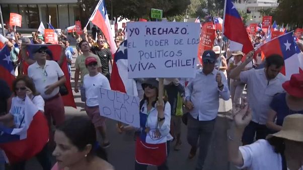 Tensión en Chile entre manifestantes a favor y en contra de la reforma constitucional Tensión en Chile entre manifestantes a favor y en contra de la reforma constitucional