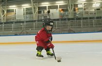 شاهد: النبوغ بالميدان.. طفل في عامه الثاني فقط يبرع في ممارسة الهوكي على الجليد