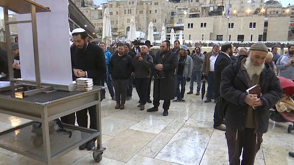 شاهد: صلوات في حائط المبكي لمنع انتشار فيروس كورونا شاهد: صلوات في حائط المبكي لمنع انتشار فيروس كورونا