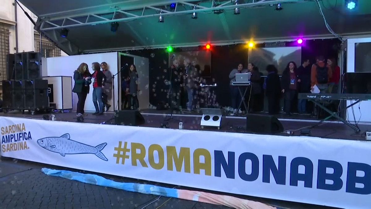 Sardine nel centro di Roma mentre Salvini è all'Eur