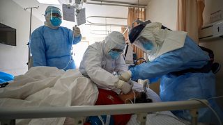 Une équipe médicale d'un hôpital de Wuhan soignant un patient atteint du Covid-19