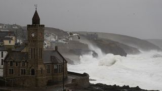 Ευρώπη: Σαρώνει η καταιγίδα «Ντένις» με πλημμύρες, ισχυρούς ανέμους και διακοπές ρεύματος