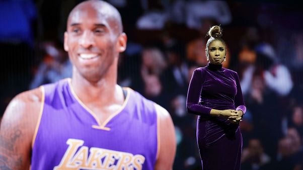 Jennifer Hudson rend hommage à Kobe Bryant avant le match Jennifer Hudson rend hommage à Kobe Bryant avant le match