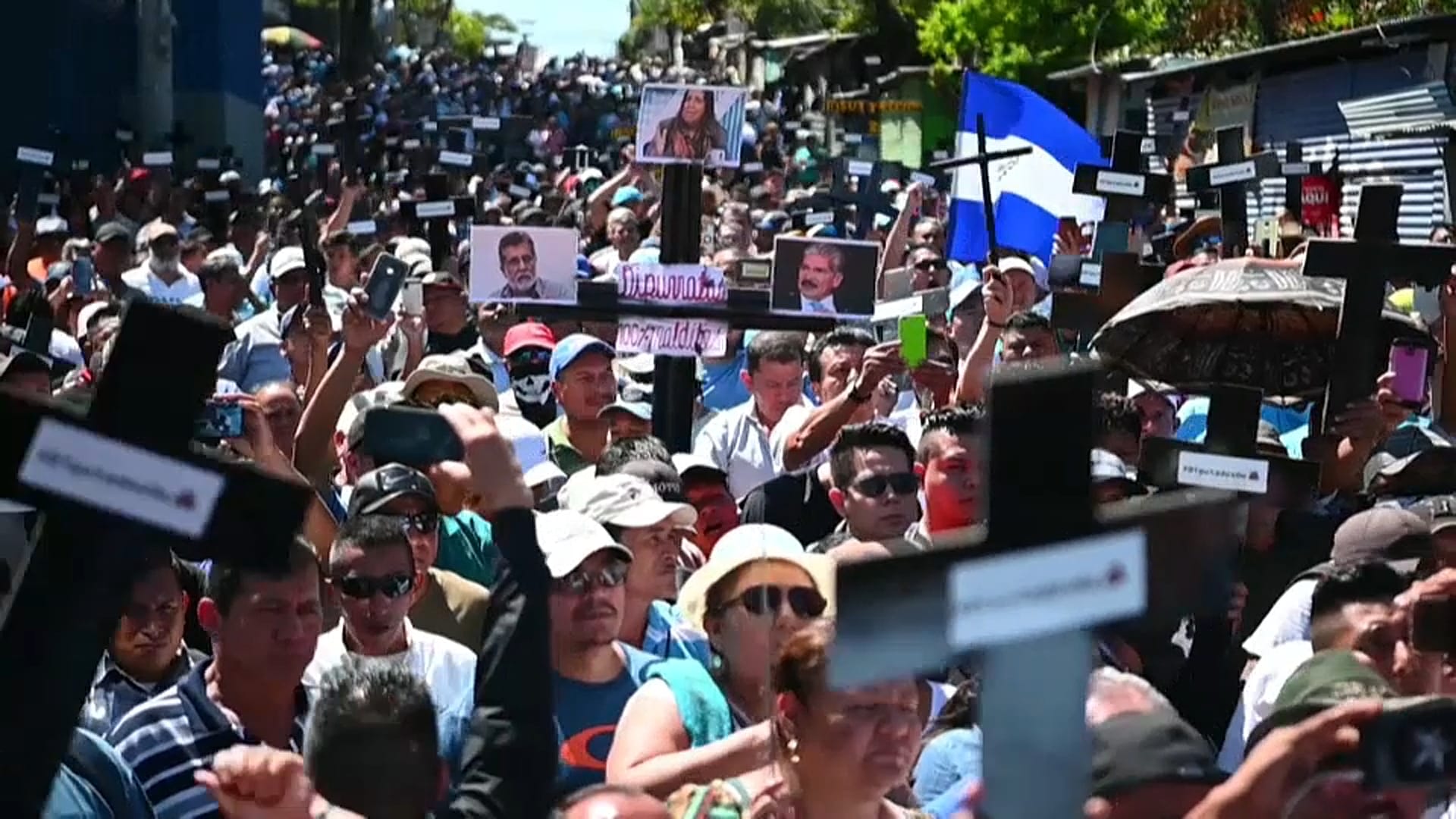 Salvadoreños contra el Congreso y en apoyo del presidente Nayib Bukele ...