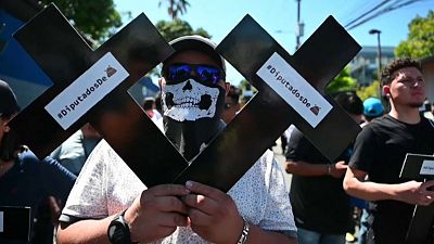 Salvadoreños contra el Congreso y en apoyo del presidente Nayib Bukele