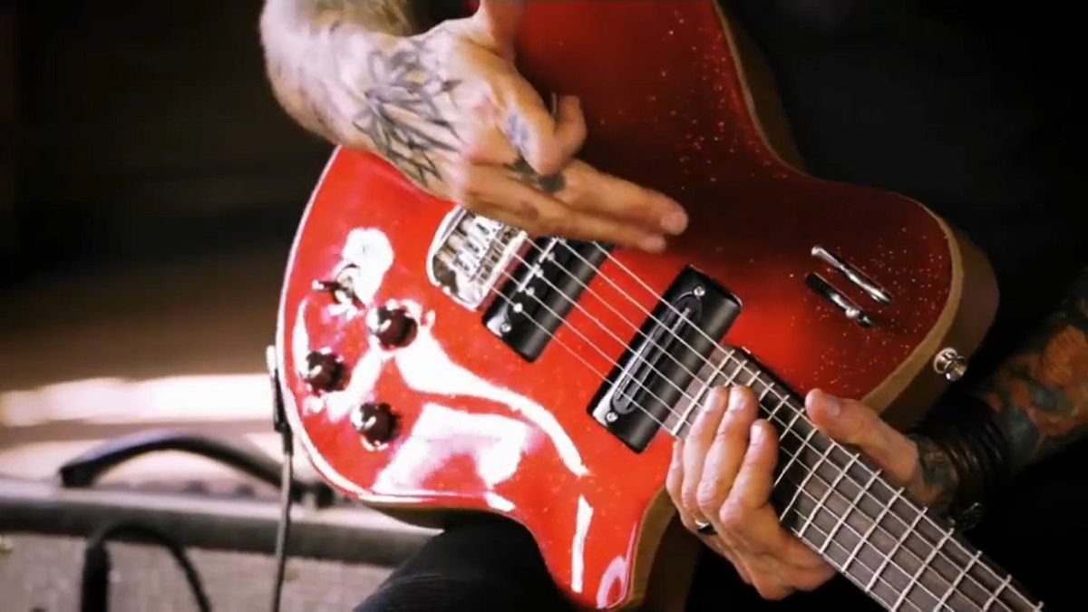 Guitarras francesas feitas à mão nas mãos dos Guns N'Roses