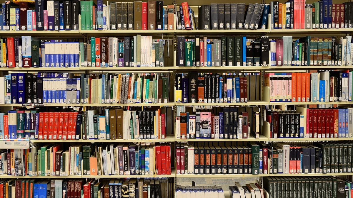 Книжные магазины бастуют в поддержку фигурантов дела "Сети"