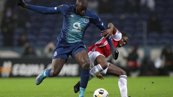 Moussa Marega (links) bevor er das Spielfeld verließ Moussa Marega (links) bevor er das Spielfeld verließ