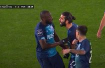  مهاجم پورتو در  اعتراض به شعار نژادپرستانه زمین مسابقه را ترک کرد