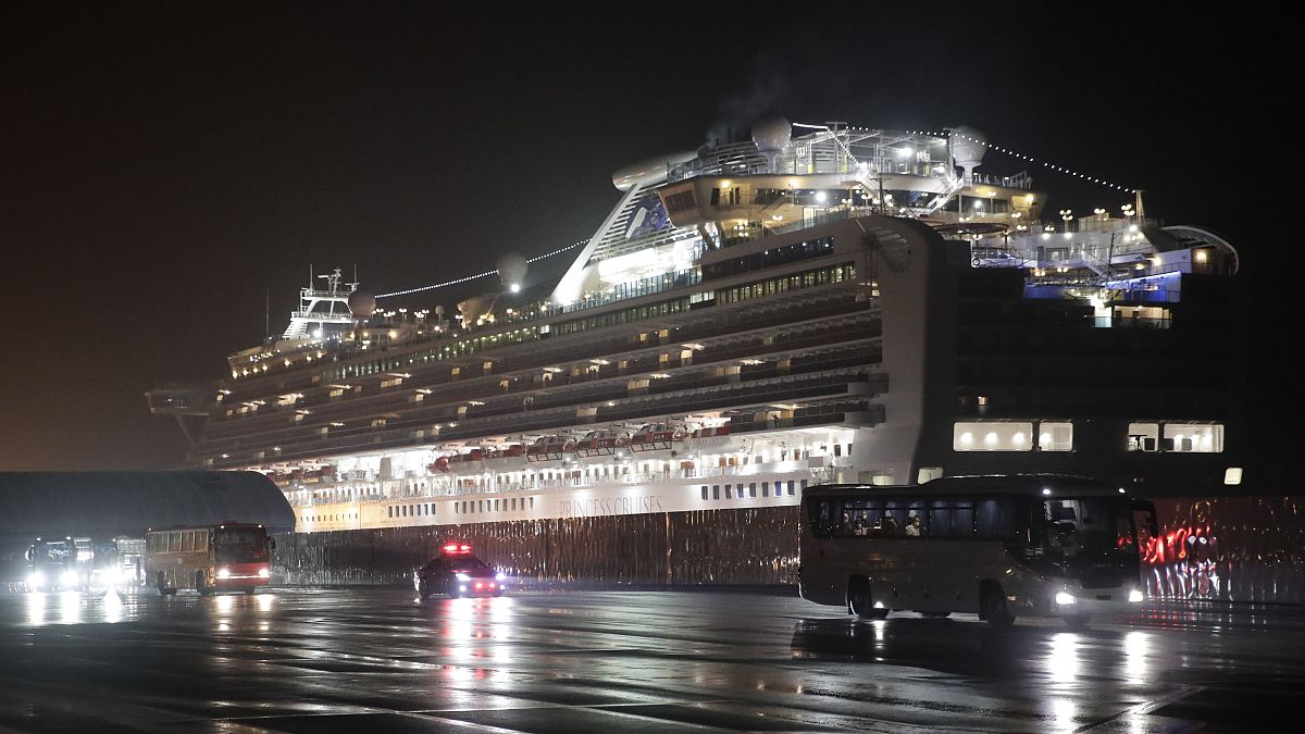 Лайнер Diamond Princess находится на двухнедельном карантине в порту Иокогамы