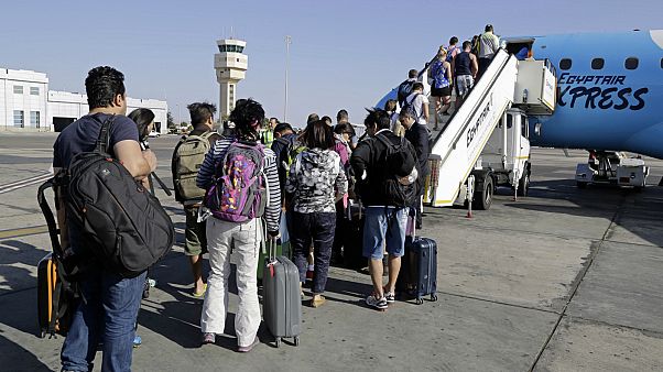 مسافرون يتجهون إلى شرم الشيخ- مصر مسافرون يتجهون إلى شرم الشيخ- مصر