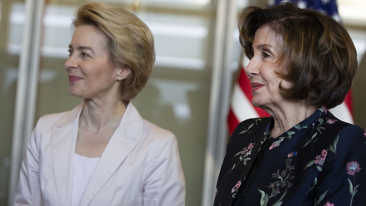 رئيسة مجلس النواب الأمريكي نانسي بيلوسي ورئيسة المفوضية الأوروبية أورسولا فون دير يلان