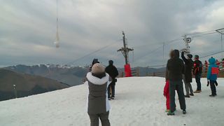 شاهد: منتجع تزلج فرنسي يستعين بطائرات الهليكوبتر لإسقاط الثلوج خوفاً من الإغلاق 