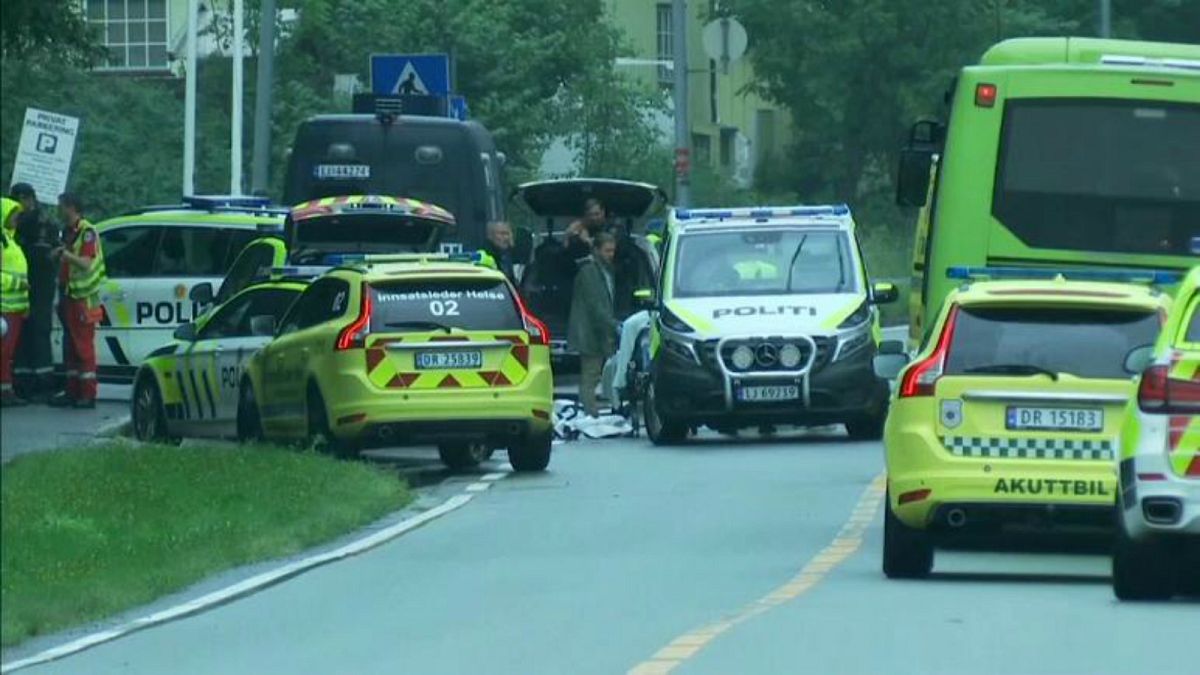 سيارات الشرطة والإسعاف تنتشر في محيط مسجد النور بالعاصمة النرويجية أوسلو عقب إقدام رجل على اقتحام المسجد 11 آب/أغسطس 2019