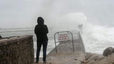 شاهد: العاصفة "دينيس" تصل إلى فرنسا وتتسبب بانقطاع الكهرباء عن آلاف البيوت