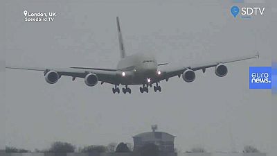 Látványos manőverrel landolt a hatalmas Airbusszal a pilóta a londoni szélviharban
