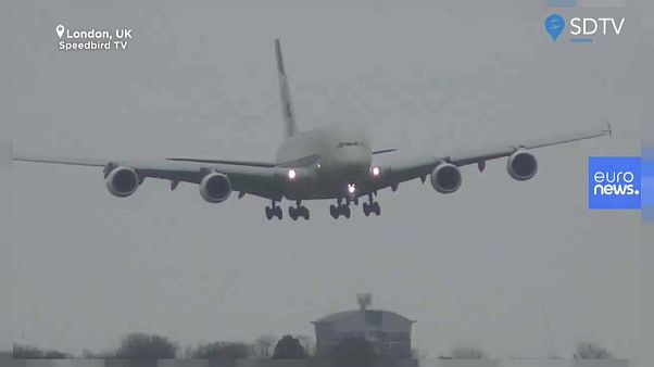 Látványos manőverrel landolt a hatalmas Airbusszal a pilóta a londoni szélviharban Látványos manőverrel landolt a hatalmas Airbusszal a pilóta a londoni szélviharban