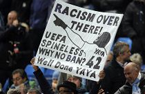 İngiltere'de bir futbol maçında ırkçılığa karşı çıkan pankart