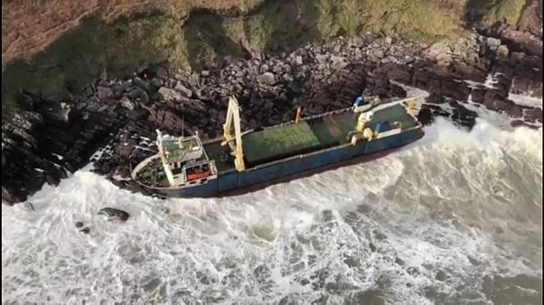 Schiff ist vor Küste auf Grund gelaufen Schiff ist vor Küste auf Grund gelaufen