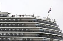 كمبوديا تترك ركاب السفينة السياحية يغادرون بحرية رغم احتمال إصابة بعضهم بفيروس كورونا الجديد