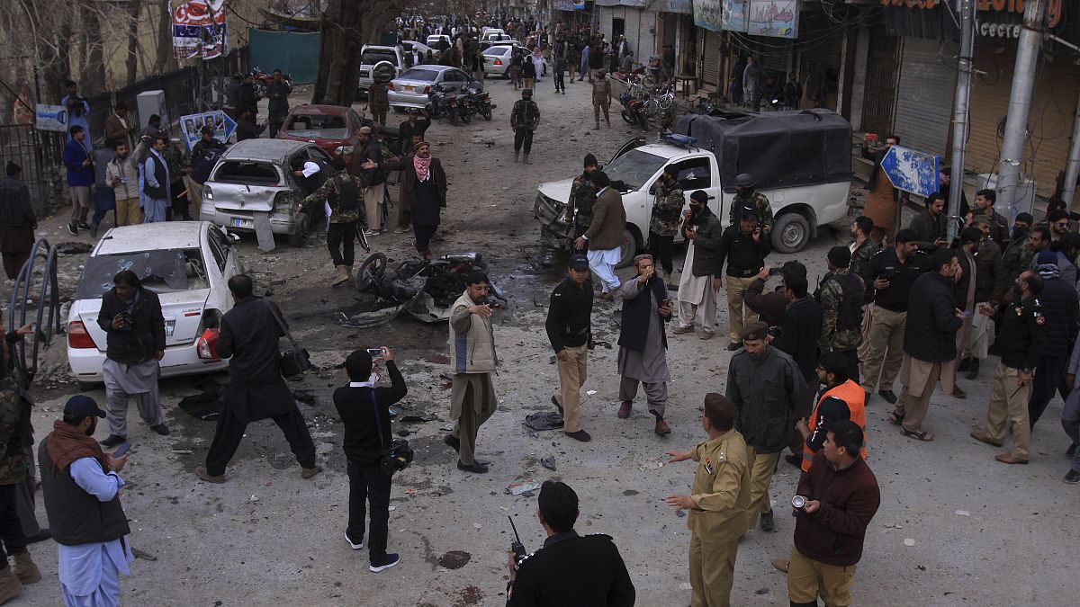 مقتل 10 بينهم رجال شرطة وإصابة 16 في هجوم انتحاري في باكستان