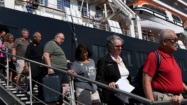 Des passagers descendent du navire de croisière Westerdam à Sihanoukville le 15 février 2020 Des passagers descendent du navire de croisière Westerdam à Sihanoukville le 15 février 2020