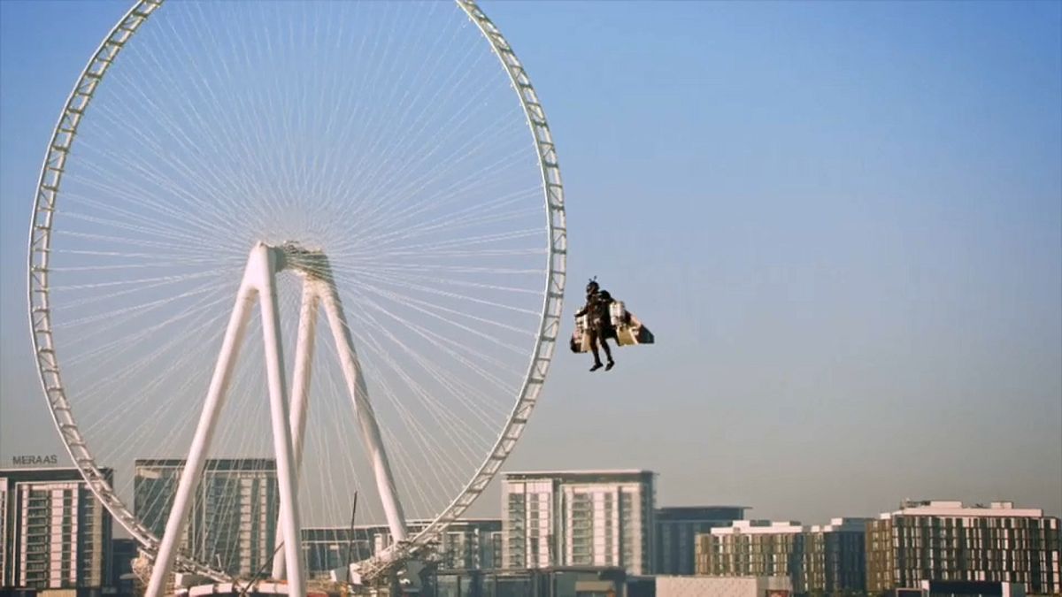 شاهد: الرجل الطائر فينس ريفيت يحلق على ارتفاع ألف و800 متر في سماء دبي 